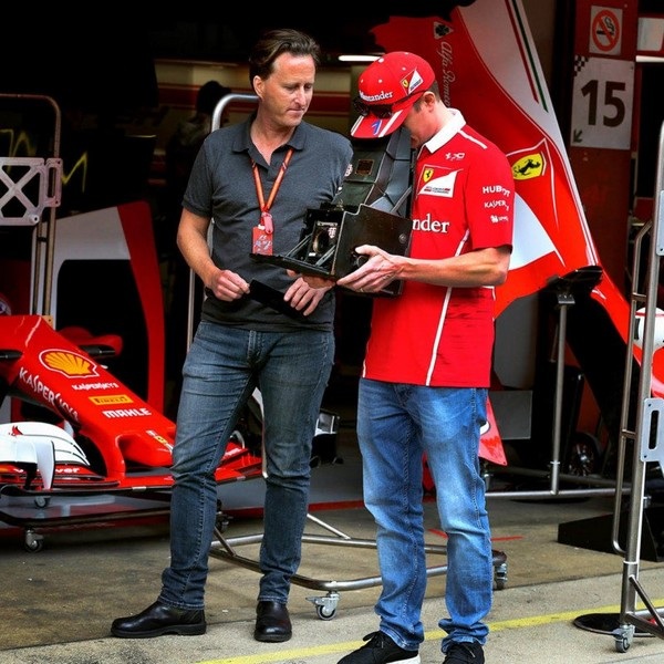 Paul đang “khoe” chiếc máy ảnh của mình với tay đua F1 nổi tiếng người Phần Lan Kimi Raikkonen