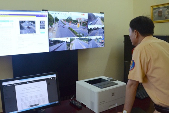 “Dày đặc” camera bắt lỗi vi phạm giao thông trên quốc lộ 1 - 1 Những hình ảnh vi phạm giao thông sẽ được hệ thống camera ghi lại và truyền về các trung tâm giám sát
