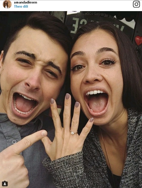 Khoảnh khắc thăng hoa khi ước mơ trở thành sự thật - 2 Đừng chỉ nghĩ đây là một bức ảnh bình thường ghi lại niềm vui của một đôi tình nhân sắp kết hôn. Bởi vì, để đi đến khoảnh khắc này, Amanda và Todd (hai nhân vật trong ảnh) đã trải qua rất nhiều sóng gió và cả sự phản đối của gia đình bởi Amanda là một cô gái xinh đẹp, còn Todd là một chàng trai bị bại liệt và phải di chuyển trên xe lăn. Câu chuyện của cặp đôi này chính là một minh chứng rõ ràng nhất của tình yêu đích thực giữa nhịp sống bon chen và hối hả thời nay.