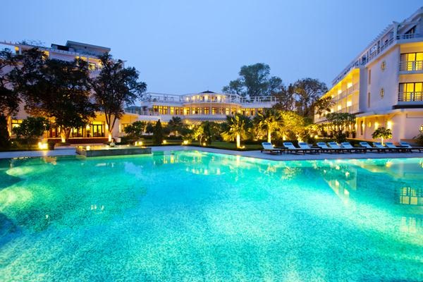 Cận cảnh khách sạn nổi tiếng tại Huế nơi Nhật hoàng và Hoàng hậu ở - 11 Bể bơi
