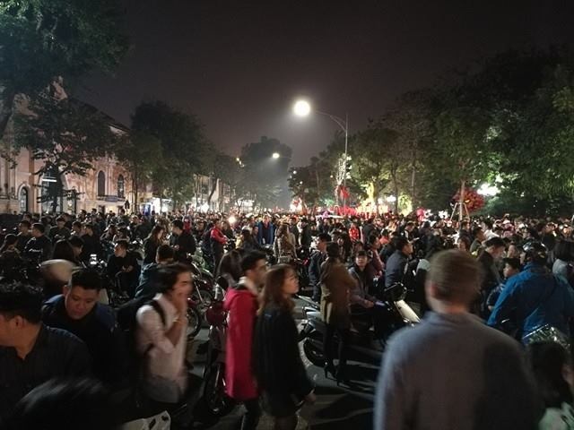 Người dân cả nước hân hoan trong phút giao thừa - 9 Người dân cả nước hân hoan trong phút giao thừa - 9