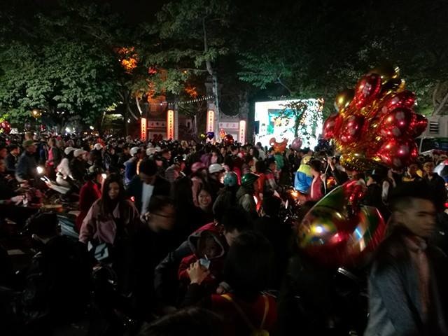 Người dân cả nước hân hoan trong phút giao thừa - 10
Đường Đinh Tiên Hoàng, trước cổng đền Ngọc Sơn lúc 23h48 đông nghẹt người