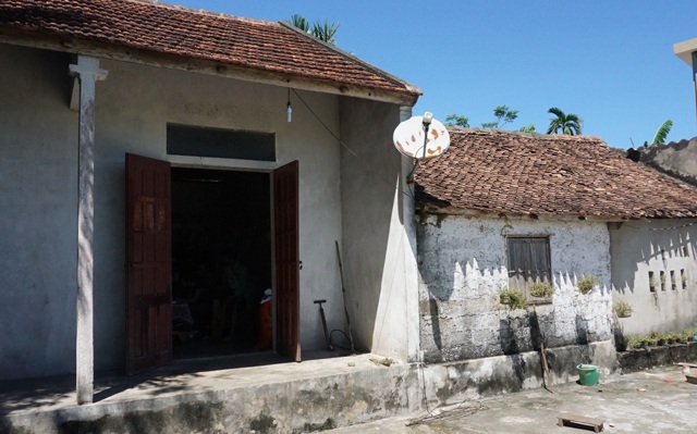 Xót xa gia đình cả năm không mấy khi được ăn cơm có thịt - 1 Căn nhà của vợ chồng anh Nguyệt được chắp nối, cũ kỹ
