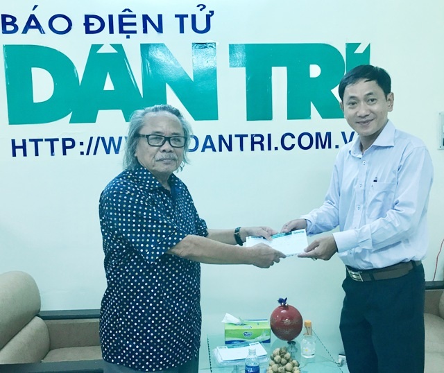 Bạn đọc Dân trí đã ủng hộ hơn 1,7 tỷ đồng giúp đỡ đồng bào miền núi bị lũ quét - 17
Ông Trần Minh Tâm- Phó Giám đốc Công ty Xổ số kiến thiết Cần Thơ, đại diện công ty đến ủng hộ 5 triệu đồng