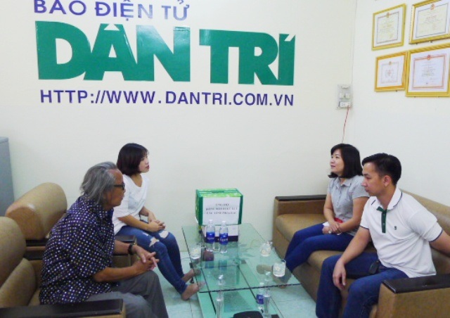 Bạn đọc Dân trí đã ủng hộ hơn 1,7 tỷ đồng giúp đỡ đồng bào miền núi bị lũ quét - 19
Đại diện Công ty Cổ phần Bia Sài Gòn Sông Hậu đến trao tiền hỗ trợ đồng bào miền núi bị lũ quét