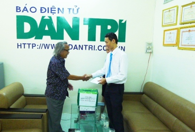 Bạn đọc Dân trí đã ủng hộ hơn 1,7 tỷ đồng giúp đỡ đồng bào miền núi bị lũ quét - 20
Đại diện Trường Quốc tế Hòa Bình đến văn phòng Cần Thơ ủng hộ 5 triệu đồng