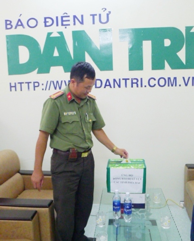 Bạn đọc Dân trí đã ủng hộ hơn 1,7 tỷ đồng giúp đỡ đồng bào miền núi bị lũ quét - 21
Ủy quyền của Giám đốc Công an TP Cần Thơ Trần Ngọc Hạnh, đại diện Phòng PA83 ủng hộ 5 triệu đồng