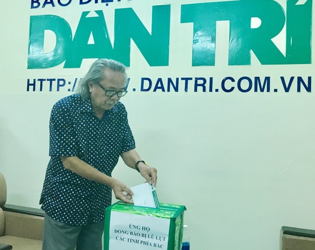 Bạn đọc Dân trí đã ủng hộ hơn 1,7 tỷ đồng giúp đỡ đồng bào miền núi bị lũ quét - 25
Nhà báo Phan Huy- Trưởng VPĐD báo Dân trí tại Cần Thơ ngoài ủng hộ 2 ngày lương, còn ủng hộ thêm 1 triệu đồng nhằm chia sẻ khó khăn với đồng bào vùng lũ phía Bắc
