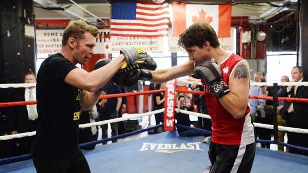 Vớ hoạt hình và cravat sắc màu là vũ khí thời trang của Thủ tướng soái  ca Justin Trudeau