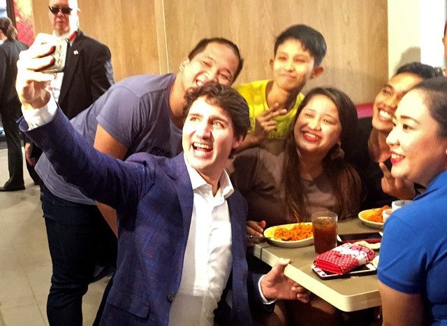 Thủ tướng Canada “gây bão” khi mua gà rán ở Philippines - 3
Thủ tướng Trudeau chụp ảnh tự sướng bên trong quán gà rán (Ảnh: Reuters)