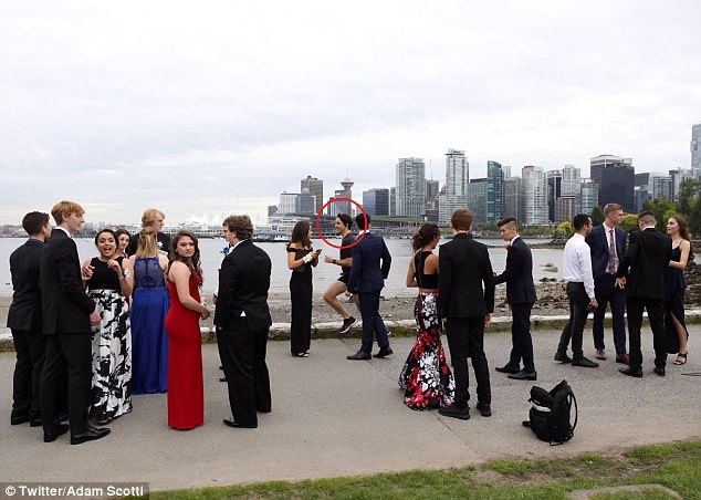 Thủ tướng Canada chạy bộ lọt vào ảnh dạ hội của sinh viên - 1 Thủ tướng Trudeau xuất hiện trong ảnh dạ hội của nhóm sinh viên (Ảnh: Twitter)