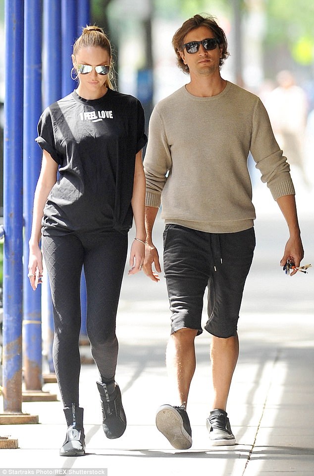 7 tháng sau khi sinh con, siêu mẫu Candice Swanepoel chụp ảnh bán khỏa thân - 4
Candice Swanepoel vẫn đang chung sống với Hermann Nicoli, người đàn ông gắn bó với cô từ khi mới 17 tuổi và chưa nổi tiếng.