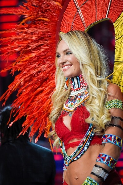 Candice Swanepoel lấy lại cơ bụng săn chắc sau 1 năm sinh con - 7
Candice Swanepoel là thiên thần của Victorias Secret từ năm 2010