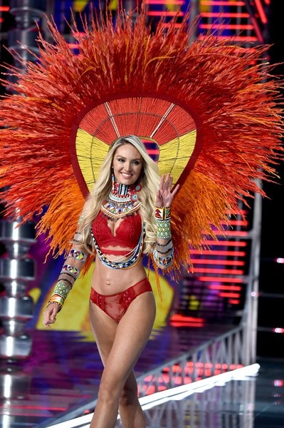 Candice Swanepoel lấy lại cơ bụng săn chắc sau 1 năm sinh con - 11 Candice Swanepoel lấy lại cơ bụng săn chắc sau 1 năm sinh con - 11
