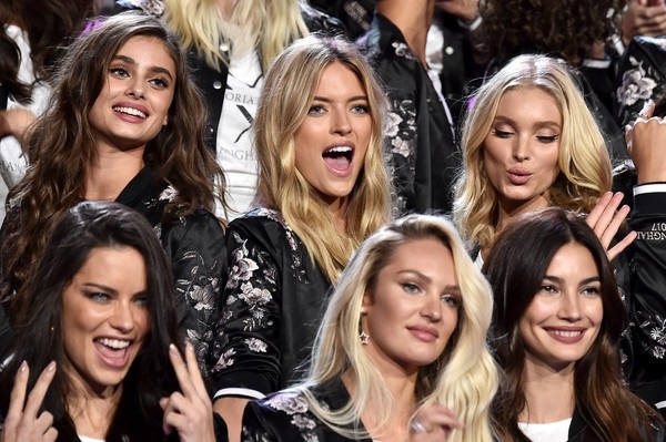 Dàn thiên thần nội y “đổ bộ” Thượng Hải - 4
Trong ảnh, hàng trên gồm Romee Strijd, Martha Hunt, Elsa Hosk, hàng dưới từ trái qua: Adriana Lima, Candice Swanepoel, Lily Aldridge