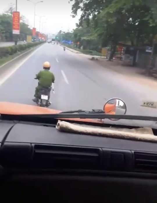 Tạm đình chỉ Thiếu úy công an "lượn" trước đầu xe tải - 2
Thấy chiếc xe cố tình chạy khi phạm lỗi, Thiếu úy Hải đã dùng xe máy đi trước đầu xe để chặn không cho xe chạy (Ảnh cắt từ clip)