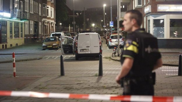 Cảnh sát được huy động tới khu vực dự kiến diễn ra buổi biểu diễn tại thành phố Rotterdam, Hà Lan (Ảnh: EPA)
