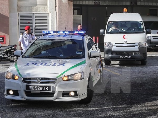 Ủy ban LHQ thông qua nghị quyết về vụ sát hại Kim Jong-nam - 1
Xe cảnh sát và xe cứu thương mang thi thể ông Kim Jong-nam rời bệnh viện ở Putrajaya, Malaysia ngày 15/2. (Nguồn: EPA/TTXVN)
