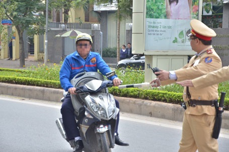 Người dân không có quyền “xem văn bản cử CSGT đi làm nhiệm vụ” - 1
Theo Bộ Công an, chiến sỹ CSGT là người đại diện cho pháp luật để thực thi nhiệm vụ, còn người tham gia giao thông là đối tượng phải chịu sự kiểm tra của CSGT một cách tuyệt đối, cũng là tuân thủ pháp luật (Ảnh minh họa).