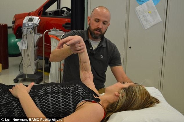 Kỳ diệu cánh tay nát bươm được hồi sinh - 3
Nhưng giờ đây cánh tay ấy đang hồi phục