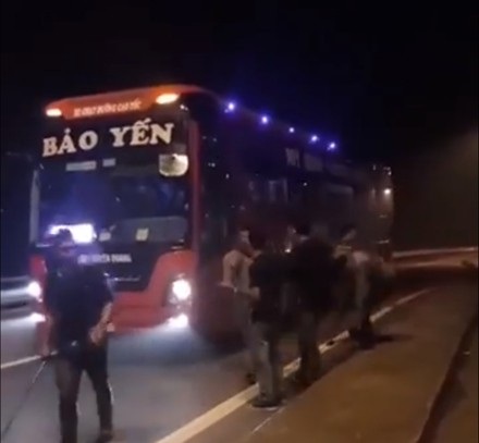 Nhóm thanh niên vác dao chặn xe trấn lột tiền, “tường thuật trực tiếp” trên Facebook - 1 Nhóm thanh niên ngang nhiên chặn các xe ô tô trên đường dẫn vào đường cao tốc Hà Nội - Lào Cai và xin đểu tiền tài xế.