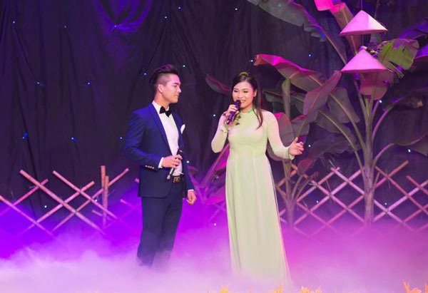 Quá khứ tủi cực của cặp đôi hát dân ca siêu ngọt - 2 Hình ảnh Hữu Tuấn- Bùi Thúy trong minishow Giai điệu tình quê ngày 15/1 vừa qua.