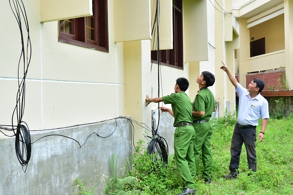Cáp internet liên tục bị cắt trộm - 2
Công an huyện Sơn Tây kiểm tra hiện trường vụ việc.