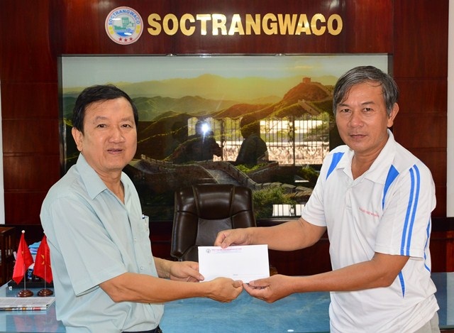Sóc Trăng: Nhiều đơn vị ủng hộ đồng bào miền núi phía Bắc bị lũ quét - 1 Đại diện công ty MTV cấp nước Sóc Trăng trao tiền ủng hộ