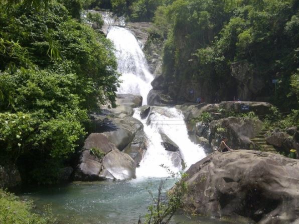 Đến Bình Liêu, du khách còn được thăm thác Khe Vằn ở xã Húc Động. Đường đến đây khá hiểm trở, quanh co tuy nhiên đây là cơ hội hiếm có để khám phá cảnh sắc thiên nhiên tuyệt đẹp hai bên đường. Thời điểm hiện tại thời tiết Bình Liêu rất dễ chịu, đây được xem là khoảng thời gian lý tưởng để bạn có thể thực hiện chuyến du lịch khám phá một Sapa thu nhỏ ở Quảng Ninh.