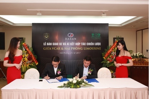 VCar - Xe Limousine thế hệ mới về với thành phố "Hoa phượng đỏ" - 1 Đại diện VCar và Hải Phòng Limousine kí kết hợp tác chiến lược