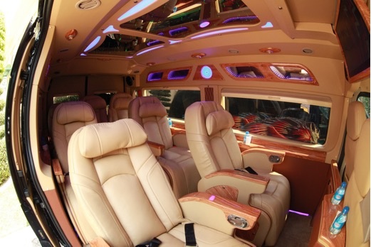 VCar - Xe Limousine thế hệ mới về với thành phố "Hoa phượng đỏ" - 3 Nội thất sang trọng tiện nghi của xe Limousine trong đợt ra mắt lần này