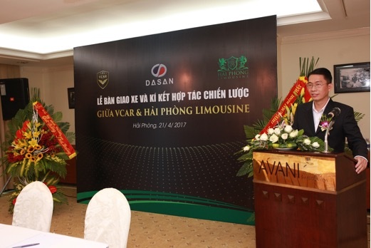 VCar - Xe Limousine thế hệ mới về với thành phố "Hoa phượng đỏ" - 5 Đại diện Vcar Limousine – Ông Huỳnh Tuấn Lộc phát biểu tại buổi lễ