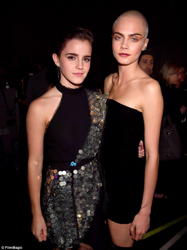 Siêu mẫu Anh ấn tượng với đầu trọc và váy gợi cảm - 16
Emma Watson vui vẻ chào hỏi và chụp hình chung với Cara.