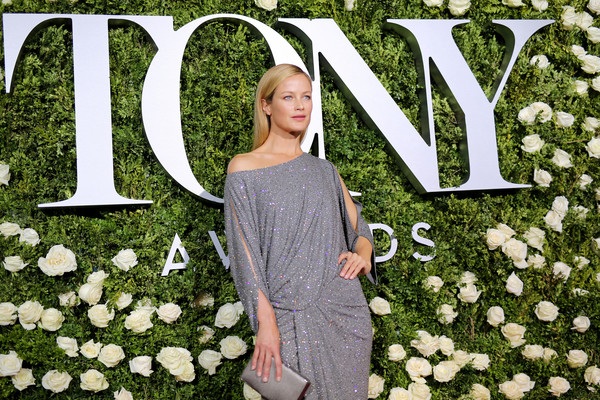 Chrissy Teigen đẹp đôi bên chồng - 7
Chân dài 43 tuổi vẫn vẹn nguyên sức cuốn hút dù rời xa làng giải trí đã lâu