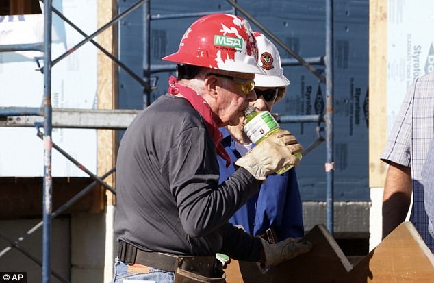 Cựu Tổng thống Mỹ Jimmy Carter đích thân xây nhà cho người nghèo dù sức khỏe yếu - 3 Mặc dù 92 tuổi nhưng ông Carter vẫn dành thời gian cho các dự án vì cộng đồng (Ảnh: AP)