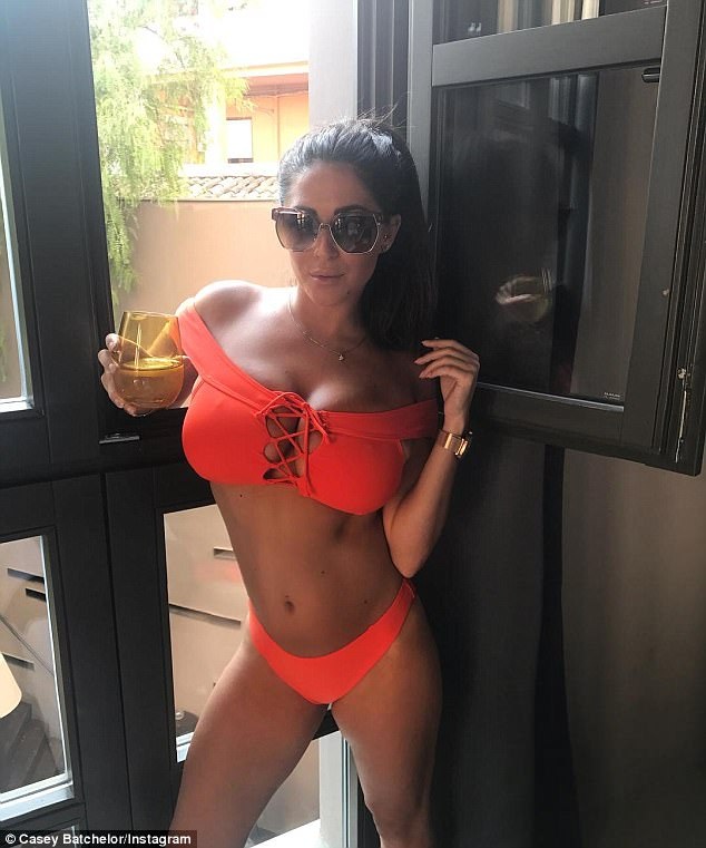 Người đẹp ngực bự từ bỏ đam mê tiệc tùng để làm giáo viên yoga - 3
Casey Batchelor từng là sao truyền hình thực tế nổi tiếng vì bộ ngực khủng và thói quen tiệc tùng nhưng giờ đây, đam mê lớn nhất của cô lại là Yoga