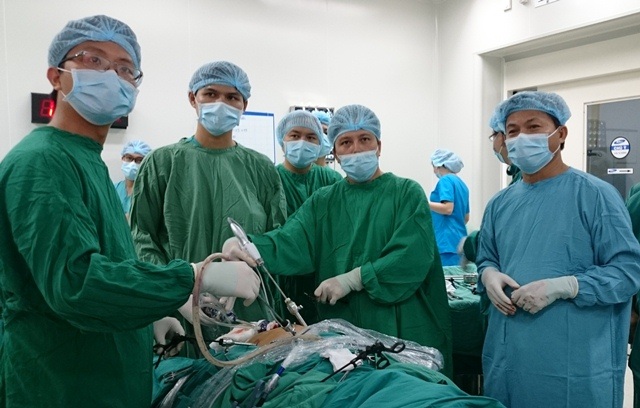 Các bác sĩ đang phẫu thuật nội soi cắt gan cho bệnh nhân T.