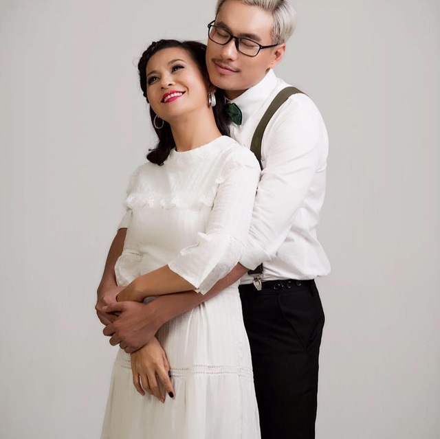 Showbiz Việt “bội thực" những ca “đập mặt xây lại”, lộ ảnh mộc xấu “thảm hại” - 9 Diễn viên Cát Phượng cho biết, chị và ông xã Kiều Minh Tuấn đã hoàn tất các thủ tục đăng ký kết hôn nhưng sẽ không bao giờ tổ chức đám cưới. Nữ diễn viên này chia sẻ, cái số của chị, cứ hễ chụp hình cưới hoặc mặc áo cưới là gãy đổ hết. Chính vì lẽ đó mà Kiều Minh Tuấn cũng không muốn tổ chức đám cưới vì sợ.