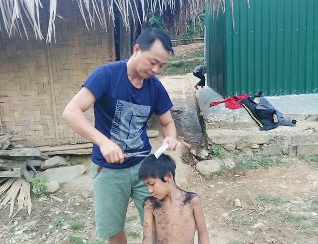 Hình ảnh xúc động về thầy cô giáo vùng cao xứ Nghệ - 2
Điểm trường Huồi Máy là điểm trường khó khăn nhất của Trường Tiểu học Cắm Muộn 2. Ở đây chưa có đường giao thông, chưa có điện lưới, chưa có sóng điện thoại... Học sinh ở đây là người Khơ - mú, đời sống còn cực kỳ khó khăn. Khi cái ăn còn chưa đủ, phụ huynh cũng không có nhiều thời gian để quan tâm đến con. Ngoài việc chăm lo sự học, các thầy giáo cắm bản Huồi Máy còn là cha, là mẹ, chăm lo cho học sinh từ quần áo, đầu tóc.