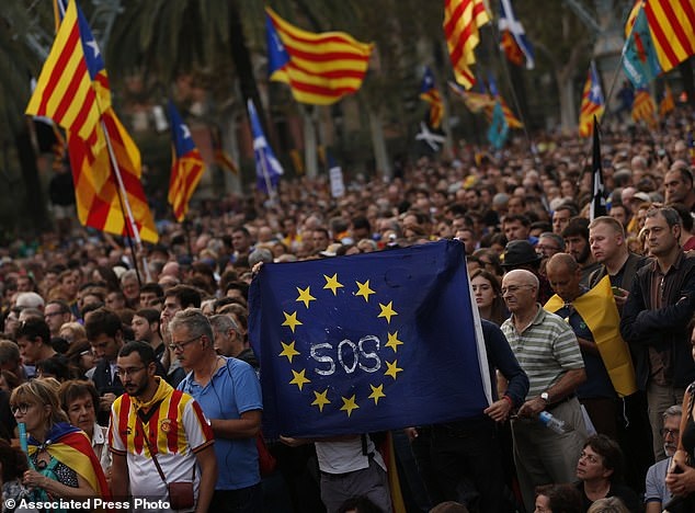 Tây Ban Nha có thể tung vũ khí pháp lý để ngăn Catalonia "dứt áo" ra đi - 3
90% cử tri đi bỏ phiếu trong cuộc trưng cầu dân ý ngày 1/10 ủng hộ Catalonia tách khỏi Tây Ban Nha (Ảnh: AP)