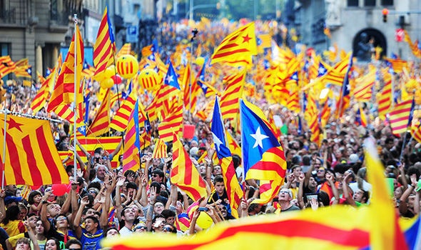 Tây Ban Nha xin lỗi người Catalonia vì để xảy ra bạo lực trong trưng cầu dân ý - 1
Biểu tình đòi độc lập ở Catalonia (Ảnh: Euronews)