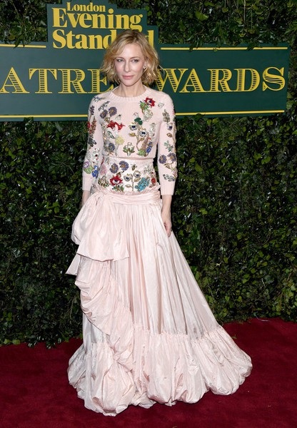 Cate Blanchett: 48 tuổi da vẫn căng mịn - 2
Minh tinh 48 tuổi khoe dáng thon, da mịn đáng ghen tỵ