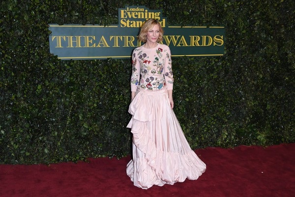 Cate Blanchett: 48 tuổi da vẫn căng mịn - 5
Cô chia sẻ, mình chăm sóc da rất kỹ càng trong đó việc quan trọng là tẩy trang sạch