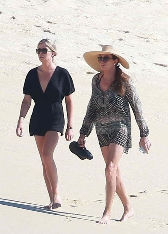 Cha dượng của Kim Kardashian dịu dàng và e ấp tại sự kiện - 14
Caitlyn Jenner luôn tin mình là một phụ nữ và muốn động viên những người giống mình dũng cảm công khai và sống thật với bản thân.