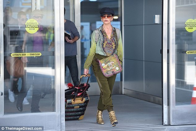 Catherine Zeta-Jones gây choáng khi đeo túi “xấu xí” siêu đắt - 4
Ngôi sao phim Mặt nạ Zorro luôn tự tin lăng xê những xu hướng thời trang mới