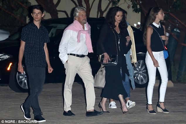 Hình ảnh hiếm hoi về 2 con của Catherine Zeta-Jones - 1
Đôi vợ chồng nổi tiếng Catherine Zeta-Jones - Michael Douglas đưa 2 con đi ăn tại nhà hàng hạng sang Nobu ở Malibu, Mỹ ngày 6/7 vừa qua