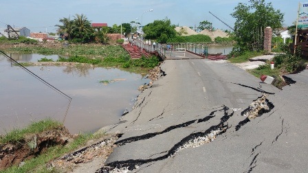 Hải Phòng: Xóa 2 cầu phao, xây 2 cầu bê tông - 1
Cầu phao tại Hải Phòng xuống cấp gây ảnh hưởng giao thông (ảnh về sự cố sập đường dẫn cầu phao sông Hóa hồi 9/2016)