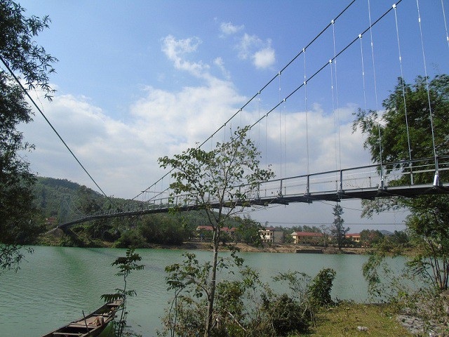 Thông trở lại cây cầu treo bị hư hỏng do bão số 10 - 4
Đây là cây cầu duy nhất nối đôi bờ sông Son, tại xã Liên Trạch, huyện Bố Trạch