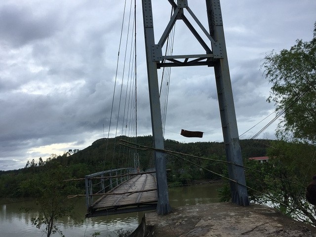 Thông trở lại cây cầu treo bị hư hỏng do bão số 10 - 1 Cây cầu treo trước đó bị bão xô lệch mố, hư hỏng nghiêm trọng