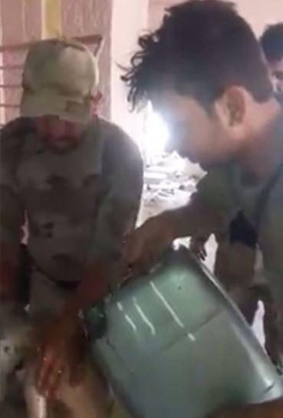 
Những người lính đã rửa sạch bụi bẩn và cho bé uống nước sau nhiều ngày bị bỏ đói.
